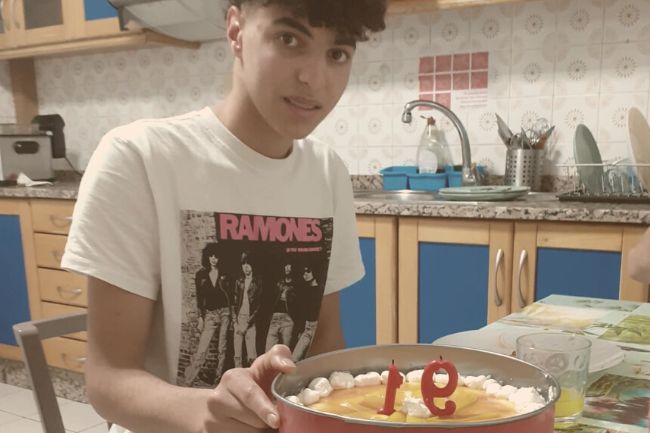 Yassine con su tarta de 19 cumpleaños